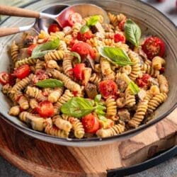 Mediterraner Nudelsalat | Die Grillsaison kann kommen! 4 Mediterraner Nudelsalat mit Ofengemüse & Ricotta-Dressing. Ideal zum Grillen oder als leichtes Hauptgericht. Euer neues Lieblingsrezept!