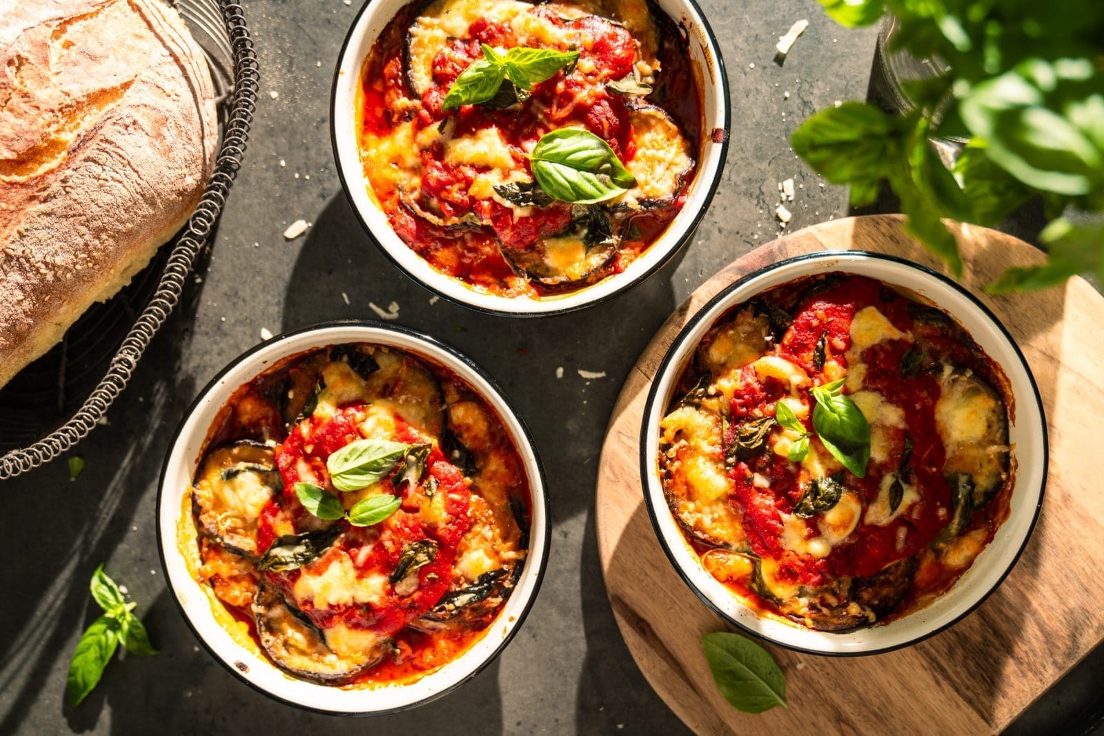 Melanzane alla Parmigiana oder auch Parmigiana di Melanzane 2 Rezept für Melanzane alla Parmigiana. Unser absoluter Lieblingsauflauf aus der süditalienischen Küche. Ob mit Auberginen im Original oder mit Zucchini gemacht. Ein Traum.