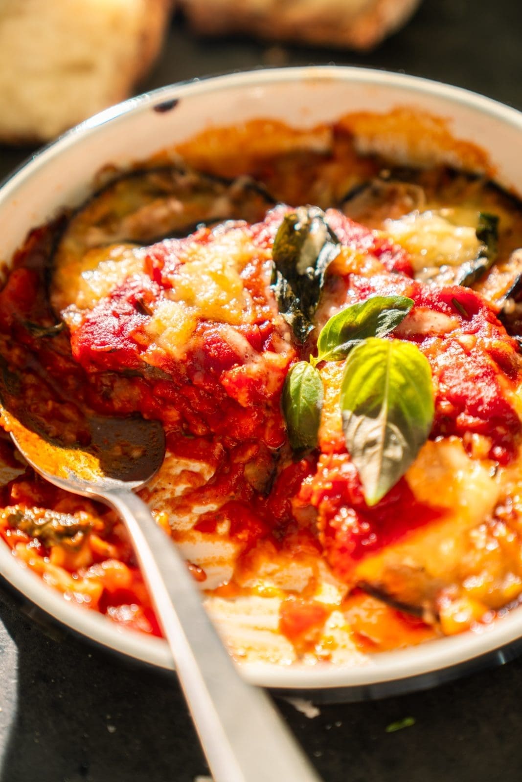 Rezept für Melanzane alla Parmigiana. Unser absoluter Lieblingsauflauf aus der süditalienischen Küche. Ob mit Auberginen im Original oder mit Zucchini gemacht. Ein Traum.