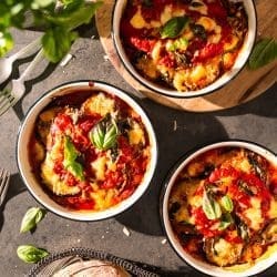 Melanzane alla Parmigiana oder auch Parmigiana di Melanzane 11 Rezept für Melanzane alla Parmigiana. Unser absoluter Lieblingsauflauf aus der süditalienischen Küche. Ob mit Auberginen im Original oder mit Zucchini gemacht. Ein Traum.