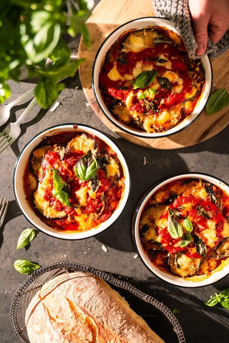 Melanzane alla Parmigiana mit Auberginen, Tomatensauce und Käse. Klassisches italienisches Rezept einfach erklärt und perfekt zum Vorbereiten.