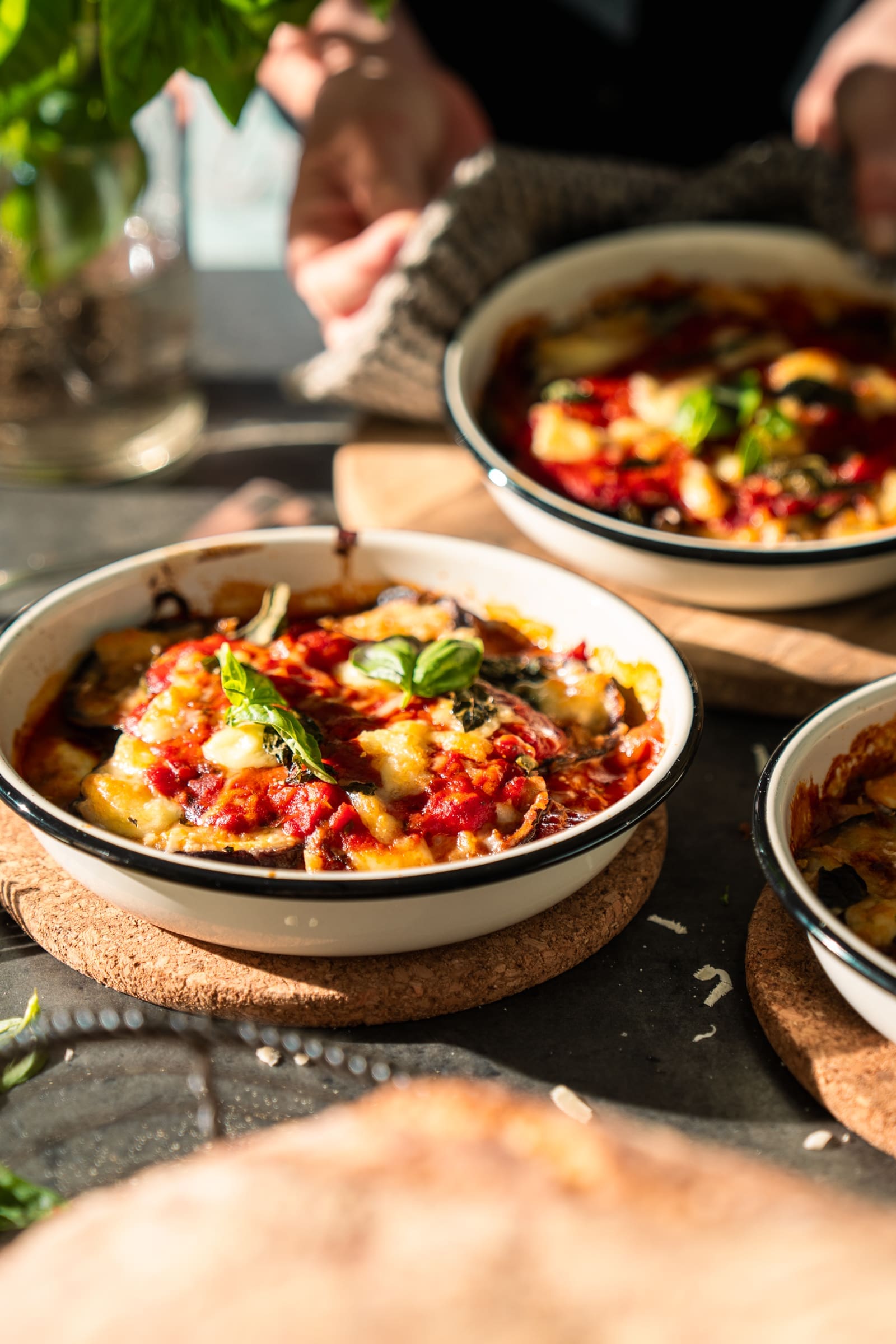 Melanzane alla Parmigiana oder auch Parmigiana di Melanzane 8 Rezept für Melanzane alla Parmigiana. Unser absoluter Lieblingsauflauf aus der süditalienischen Küche. Ob mit Auberginen im Original oder mit Zucchini gemacht. Ein Traum.