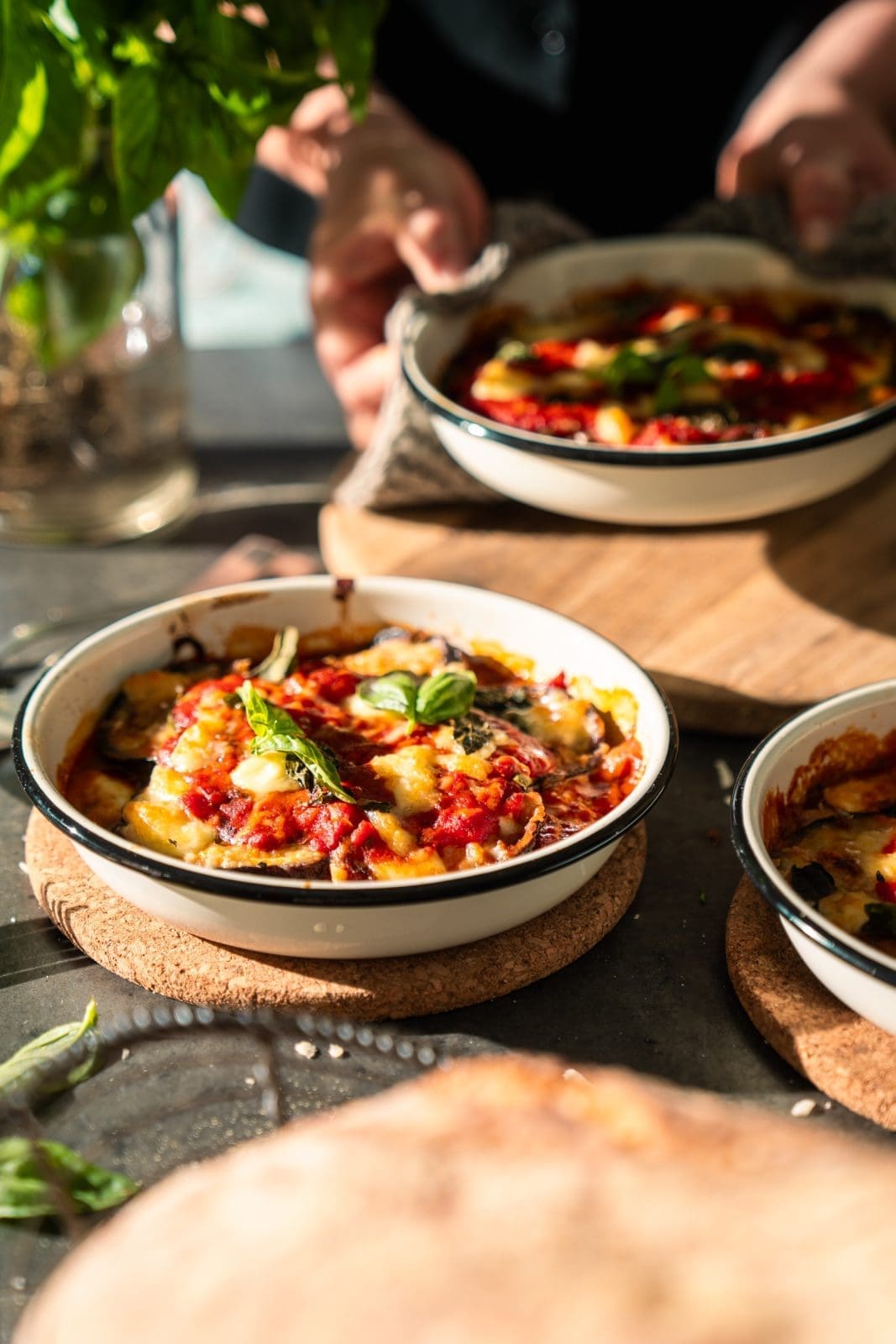 Melanzane alla Parmigiana oder auch Parmigiana di Melanzane 4 Rezept für Melanzane alla Parmigiana. Unser absoluter Lieblingsauflauf aus der süditalienischen Küche. Ob mit Auberginen im Original oder mit Zucchini gemacht. Ein Traum.