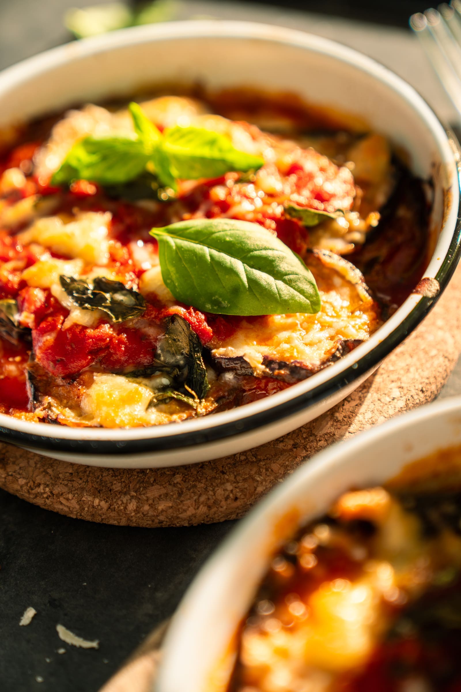 Melanzane alla Parmigiana mit Auberginen, Tomatensauce und Käse. Klassisches italienisches Rezept einfach erklärt und perfekt zum Vorbereiten.
