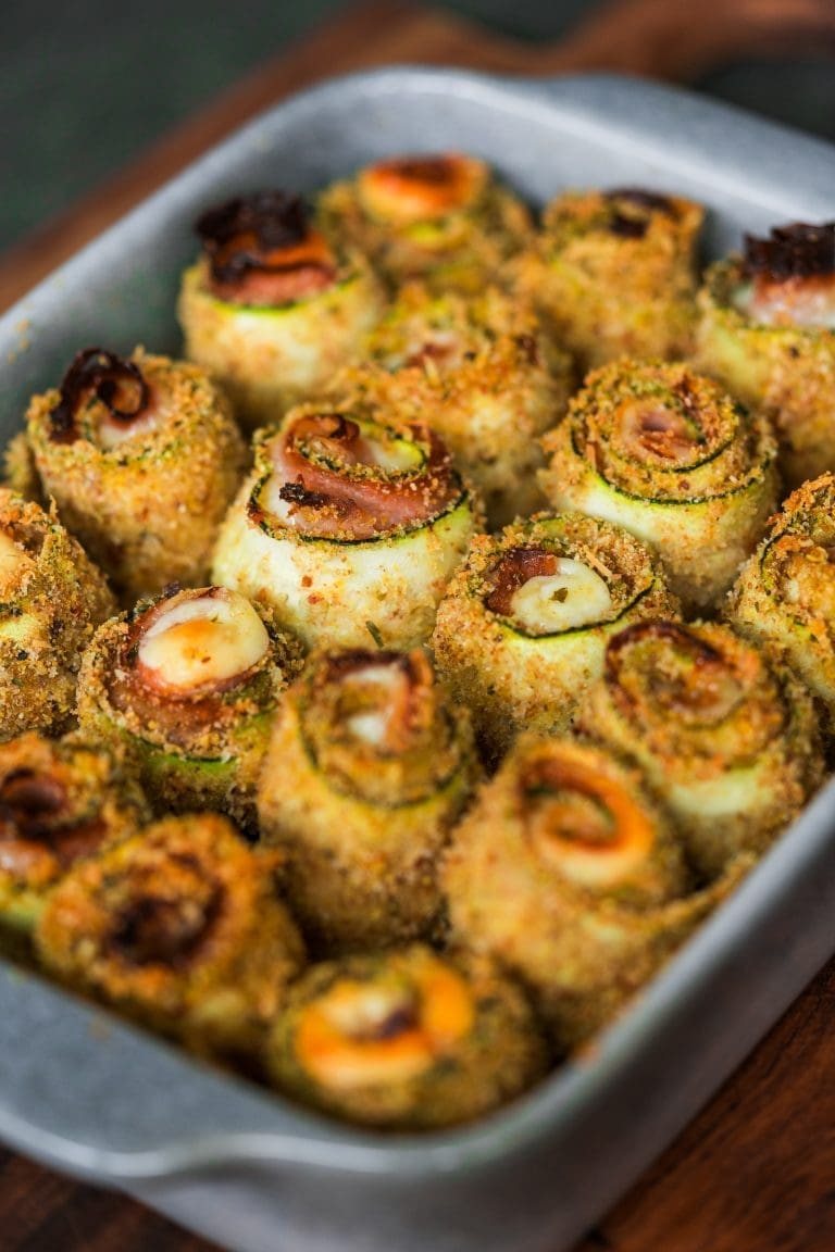 Zucchiniröllchen mit Schinken & Käse. Als Partysnack oder mit Tomatensauce eine leckere Vorspeise.