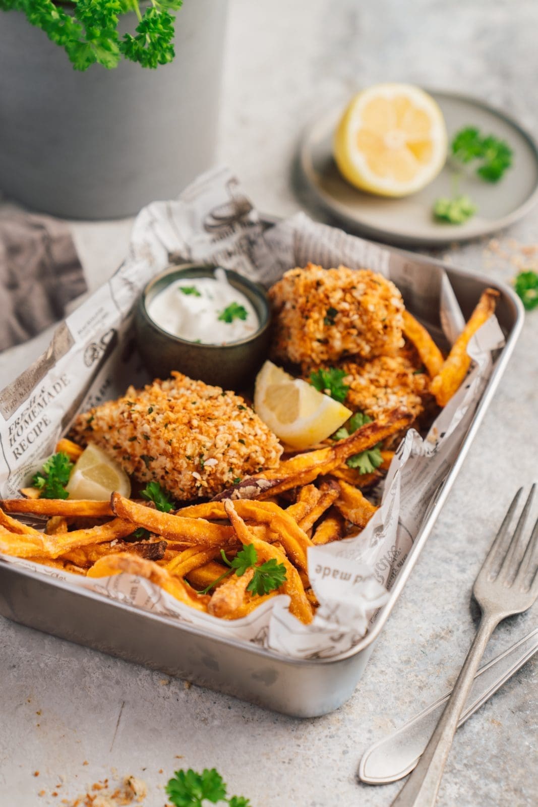Fish and Chips: Perfektes Rezept für die Heißluftfritteuse 4 Rezept für Fish and Chips. Mit Süßkartoffelpommes und das ganze in der Dual Easy Fry & Grill zubereitet. Super lecker und einfach gemacht.