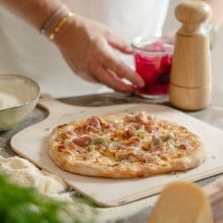 Dänische Kartoffelpizza: Ein Rezept aus unserem Ferienhaus in Nordjütland 57 Kartoffelpizza Daenemark 2 | Während unserer grandiosen Reise nach Dänemark stießen wir in Nordjütland mehrfach auf eine Leckerei, die uns sofort aufhorchen ließ – die Kartoffelpizza. Besonders in Aalborg, auf einem stylischen Street Food Market, konnten wir die dänische Variante einer Pizza probieren und waren sofort verliebt. Also war klar, dass wir für euch unser ultimatives Rezept für eine dänische Kartoffelpizza kreieren müssen. Los geht's ...