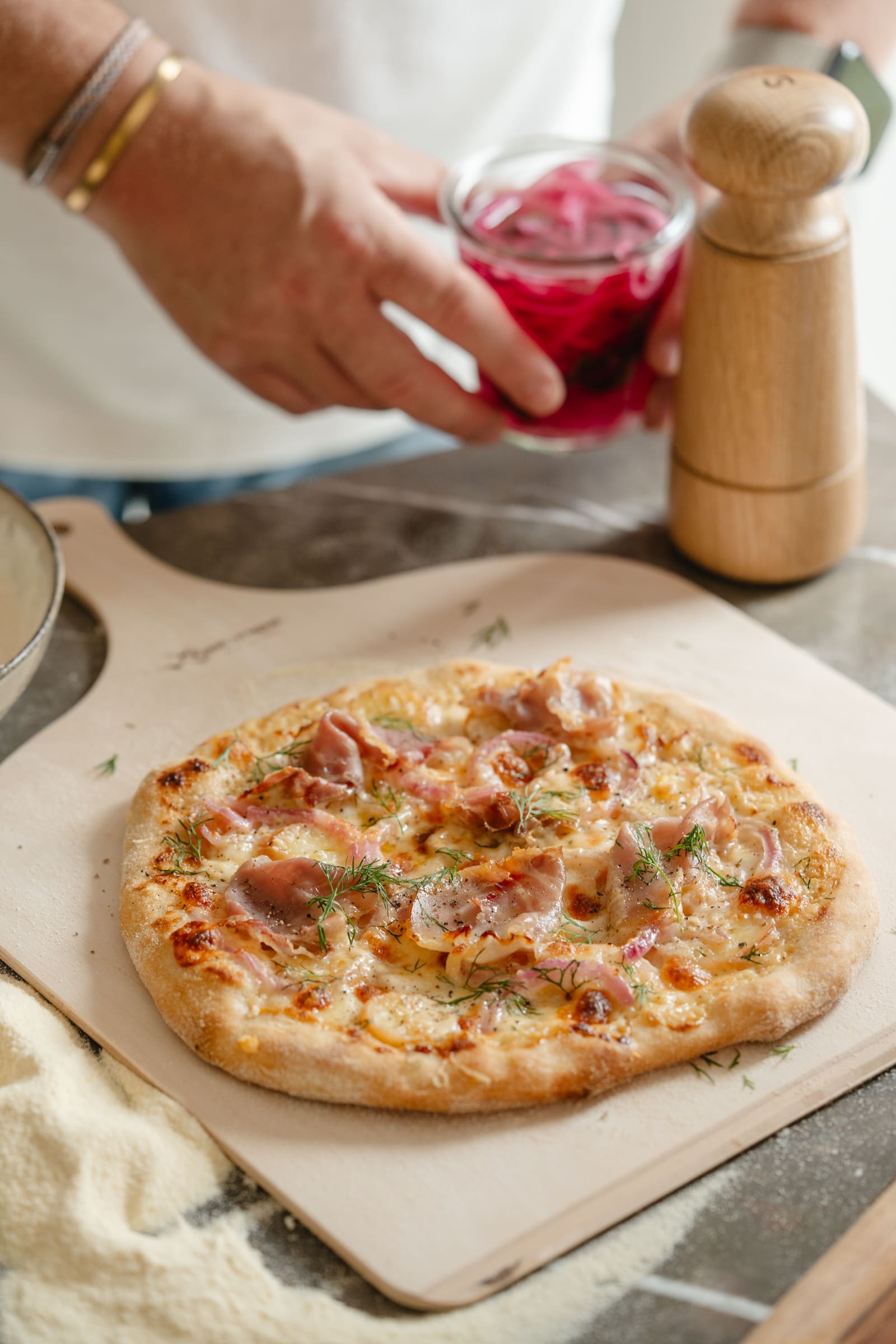 Kartoffelpizza Daenemark 3 | Während unserer grandiosen Reise nach Dänemark stießen wir in Nordjütland mehrfach auf eine Leckerei, die uns sofort aufhorchen ließ – die Kartoffelpizza. Besonders in Aalborg, auf einem stylischen Street Food Market, konnten wir die dänische Variante einer Pizza probieren und waren sofort verliebt. Also war klar, dass wir für euch unser ultimatives Rezept für eine dänische Kartoffelpizza kreieren müssen. Los geht's ...