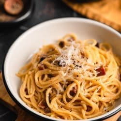 Spaghetti Carbonara ohne Sahne auf dem Teller mit Guanciale und Pecorino