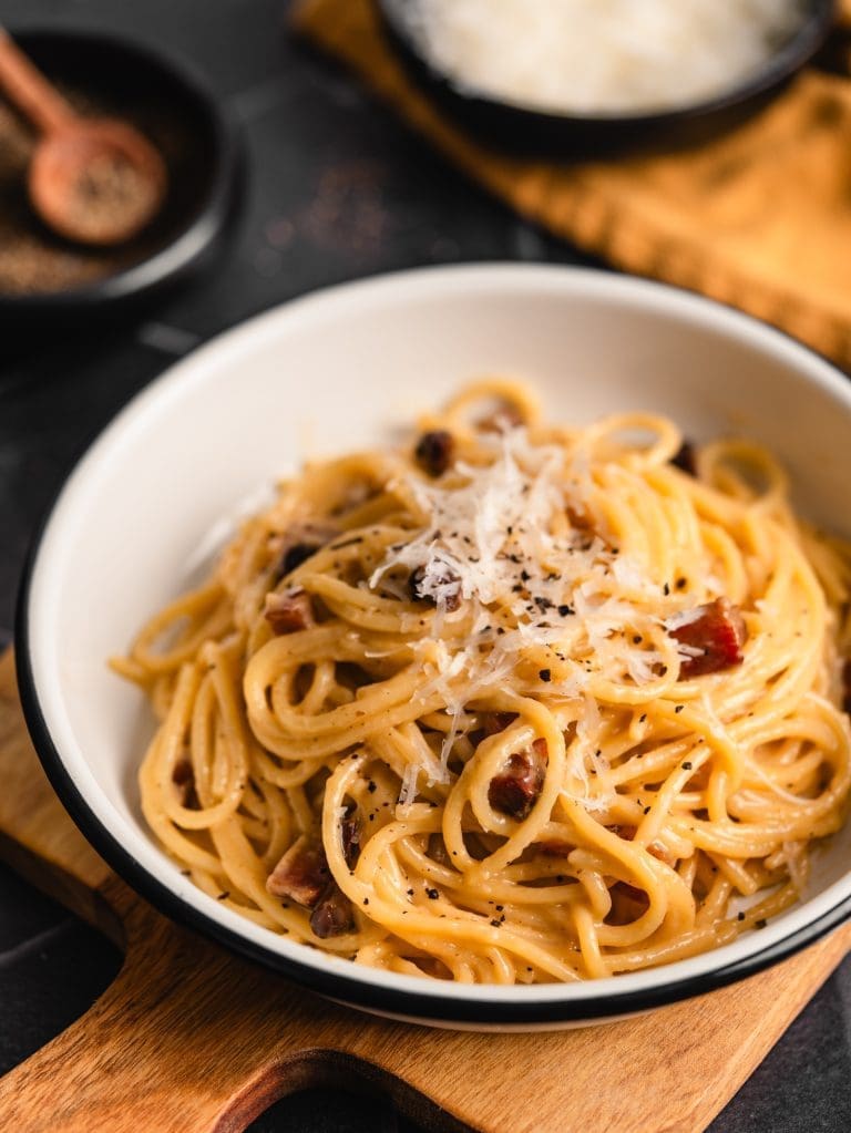 Spaghetti Carbonara ohne Sahne auf dem Teller mit Guanciale und Pecorino