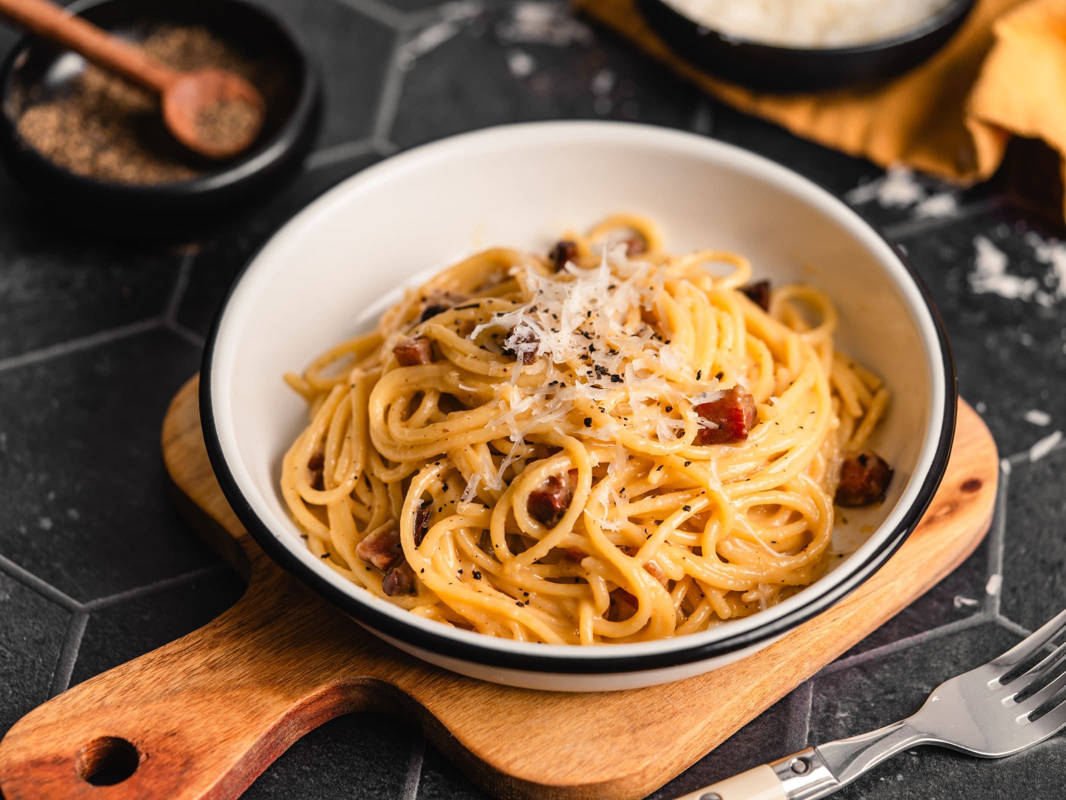 Lust auf ein original italienische Spaghetti Carbonara Rezept? Unseres ohne Sahne wird euch umhauen! Easy & fix gemacht und super cremig.