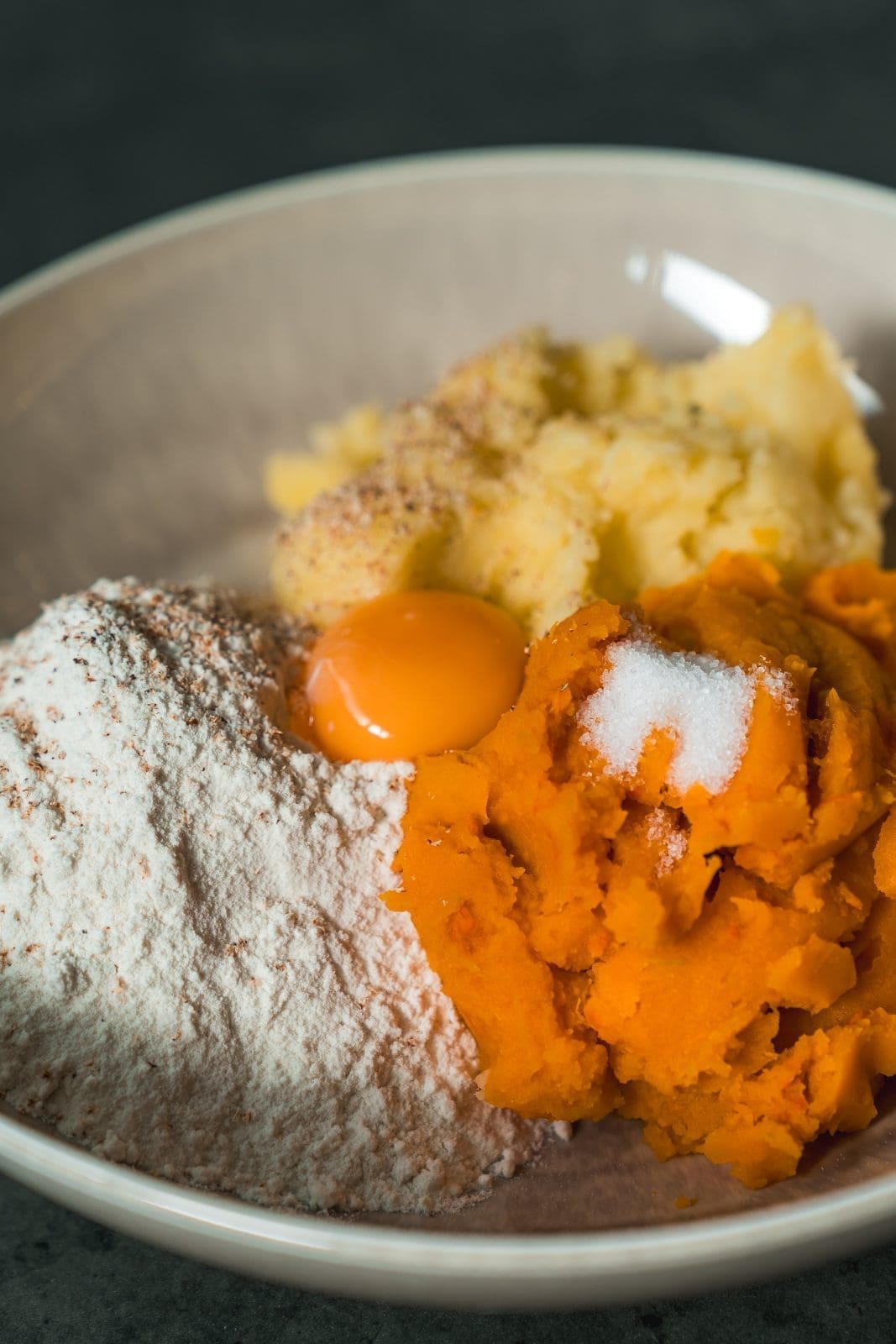Rezept für Kürbis Gnocchi mit Pecanussbutter und Fetacreme. Ein Klassiker mit frischem Geschmack. Und Lea hat noch einen Life-Hack eingebaut.