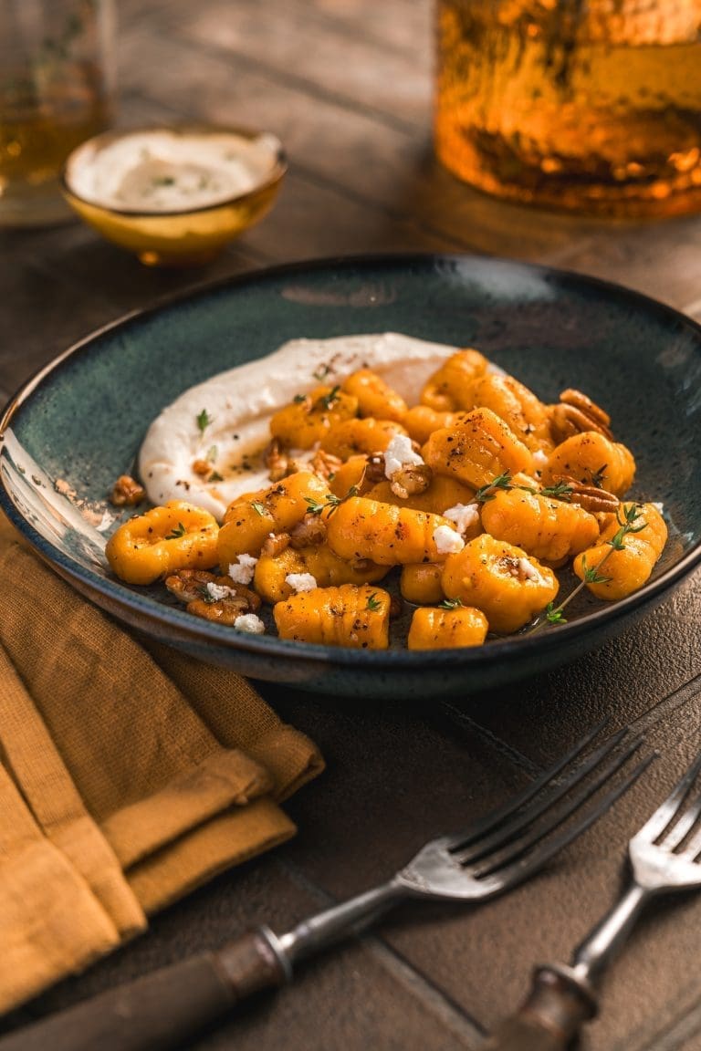 Rezept für Kürbis-Kartoffel Gnocchi mit Pecanussbutter und Fetacreme. Ein Klassiker mit frischem Geschmack. Und Lea hat noch einen Life-Hack eingebaut.