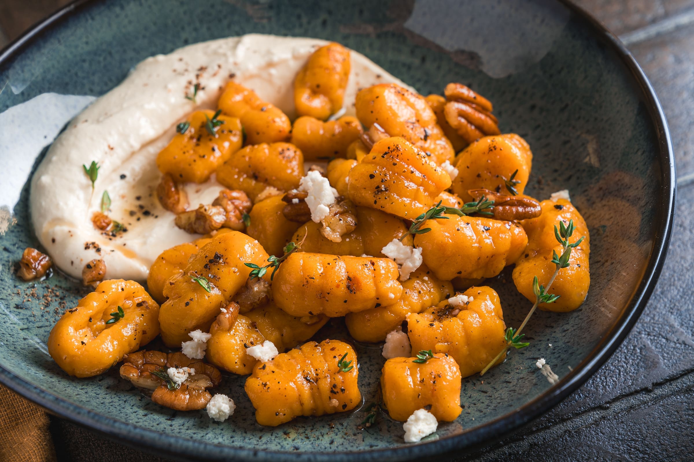 Rezept für Kürbis-Kartoffel Gnocchi mit Pecanussbutter und Fetacreme. Ein Klassiker mit frischem Geschmack. Und Lea hat noch einen Life-Hack eingebaut.