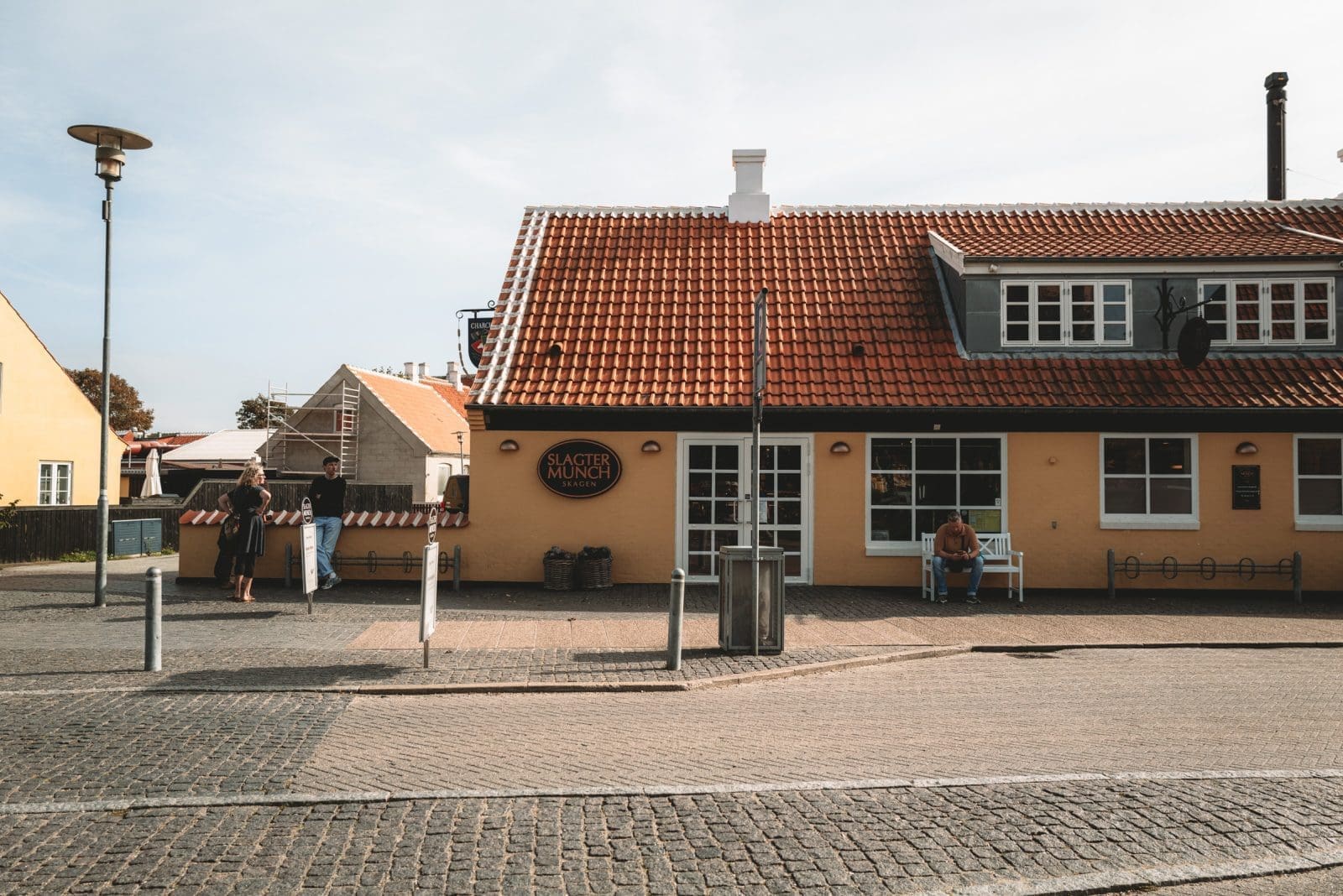 Die Jungs unterwegs in Skagen: Dänemarks Norden kulinarisch erleben! 20 Skagen 196 | Unsere letzte Reise mit VisitDenmark führte uns in die malerische Region Skagen in Dänemark, wo wir gemeinsam mit Andrea von Zimtkeks und Apfeltarte und Simone von S-Küche die lokale Küche, atemberaubende Natur und die herzliche Gastfreundschaft erleben durften. Getragen von der Sehnsucht nach neuen kulinarischen Entdeckungen, begann unser Abenteuer.