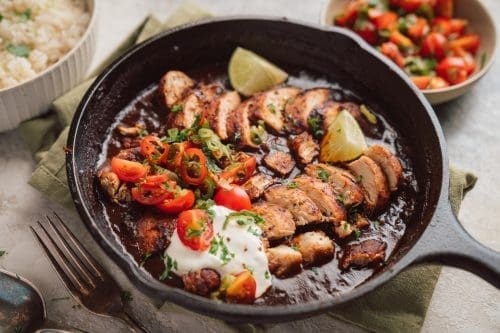 Pollo con Mole: Saftiges Hähnchen in scharfer Schokoladensauce! 5 Rezept für Pollo con Mole. Unser saftiges Hähnchen in leicht feuriger Schokoladensauce. Getippt von Salsa aus Tomate, Limette und Chili. Perfekt!