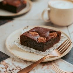 Nugat Brownie Ritter Sport 1 | Nugat Brownies ... klingt das nicht nach einer perfekten Idee, direkt mal den Ofen anzuwerfen? Wir sind sowas von verliebt in dieses neue Rezept, dass wir es sofort ein zweites Mal gebacken haben, nachdem die erste Portion gleich nach dem Shooting mit Lea und einigen Nachbarn super schnell aufgefuttert war. Den Teig für unser neues Rezept, den wir mit unserem lieben Partner Ritter Sport "zusammengerührt" haben wird euch genauso gut gefallen, wie uns.