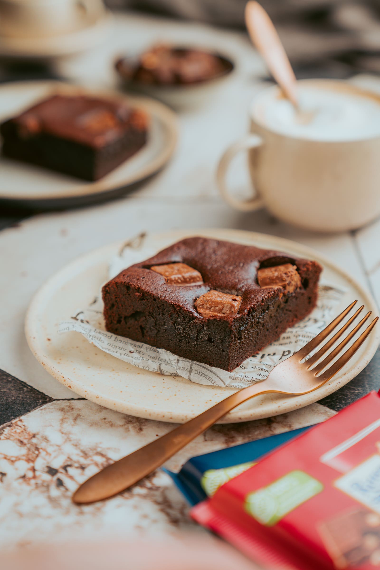 Nugat Brownies | easy und fudgy. 2 Nugat Brownie Ritter Sport 2 | Nugat Brownies ... klingt das nicht nach einer perfekten Idee, direkt mal den Ofen anzuwerfen? Wir sind sowas von verliebt in dieses neue Rezept, dass wir es sofort ein zweites Mal gebacken haben, nachdem die erste Portion gleich nach dem Shooting mit Lea und einigen Nachbarn super schnell aufgefuttert war. Den Teig für unser neues Rezept, den wir mit unserem lieben Partner Ritter Sport "zusammengerührt" haben wird euch genauso gut gefallen, wie uns.