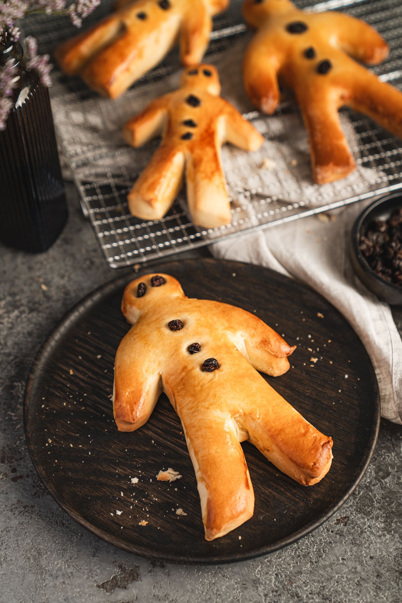Unsere Weckmänner zu St. Martin | Lustige Backaktion mit den Kids 3 Rezept für unsere Weckmänner. Kann mit Groß und Klein vorbereitet und gebacken werden. Also ein Rezept für die ganze Familie.