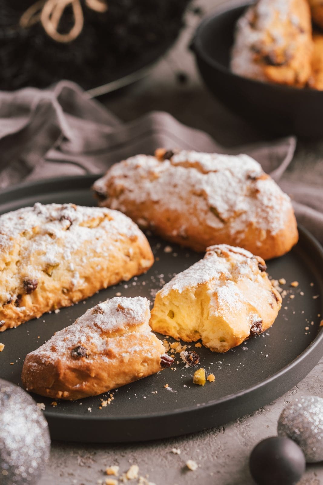Fixes Stollen-Gebäck | Perfekt für die, die nicht warten können 3 Rezept für Fixes Stollen-Gebäck. Unser Stollengebäck wird ohne Hefe ohne Marzipan und ohne Zitronat gebacken. Also für fast jeden ein Genuss ...