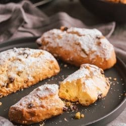 Fixes Stollen-Gebäck | Perfekt für die, die nicht warten können 11 Rezept für Fixes Stollen-Gebäck. Unser Stollengebäck wird ohne Hefe ohne Marzipan und ohne Zitronat gebacken. Also für fast jeden ein Genuss ...