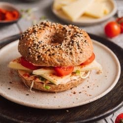 Selbstgemachte Vollkorn-Bagel mit Stilfser Käse g.U. 5 Rezept für selbstgemachte Vollkorn-Bagel mit Stilfser Käse g.U. Die Bagel sind mit wenig Aufwand super easy gemacht. Der leckerste Käse-Bagel!