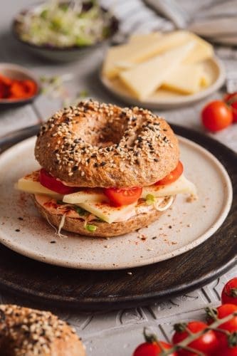 Selbstgemachte Vollkorn-Bagel mit Stilfser Käse g.U. 4 Rezept für selbstgemachte Vollkorn-Bagel mit Stilfser Käse g.U. Die Bagel sind mit wenig Aufwand super easy gemacht. Der leckerste Käse-Bagel!