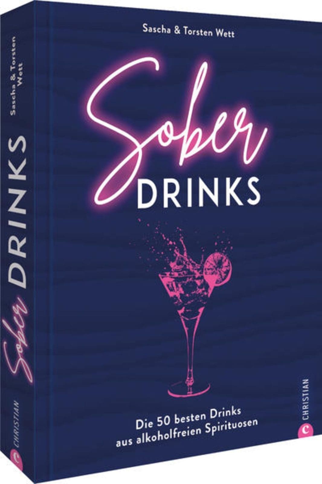 sober drinks gebundene ausgabe sascha torsten wett die jungs kochen und backen | Auch das Jahr 2023 lässt uns zurückblicken auf ein Wechselbad der Gefühle. Die Welt, die uns umgibt, hat sich weitergedreht – mal schneller, mal langsamer, aber immer voller Überraschungen. Die Pandemie, die unser Leben so lange im Griff hatte, wurde offiziell für beendet erklärt, und schneller als gedacht fanden wir uns zurück in einem Alltag, der sich fast wie der alte anfühlt. Doch gleichzeitig konnten wir unsere Augen nicht vor den globalen Geschehnissen verschließen. Das Thema Krieg hat uns in unseren Grundfesten erschüttert und zum Nachdenken angeregt. Wie führt man sein Leben weiter, wenn sich draußen die Welt so rasant verändert? Für uns war klar: Wir müssen das Leben in all seinen Facetten weiterhin umarmen – die Familie, Freunde, das Lachen und die vielen kleinen und großen Freuden, die unser Alltag bereithält.