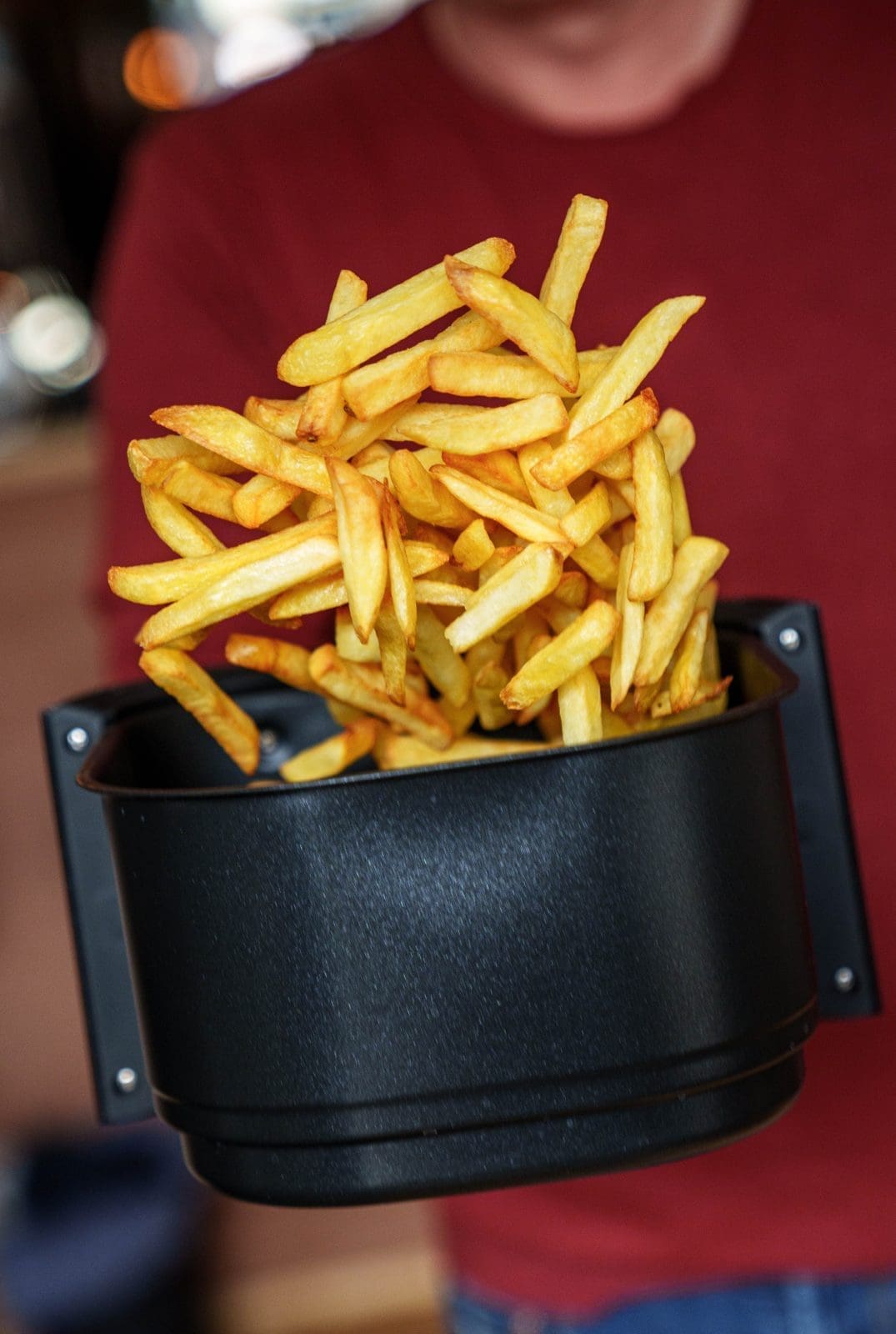DSC00423 | Wir haben den ultimativen Pommes-Test gemacht. Wir wollten unbedingt wissen, welche Pommes am allerbesten schmecken und was man dabei beachten muss, sie perfekt auf den Teller zu bekommen. Die Konstante bei unserem Test ist aber, dass wir jede Sorte in der Heißluftfritteuse zubereitet haben. Die ist bei uns ohnehin kaum noch wegzudenken. Und damit auch ihr eure leckersten Pommes backen könnt, schaut euch unbedingt unser Video an und im Rezept findet ihr auch alles Notwendige.