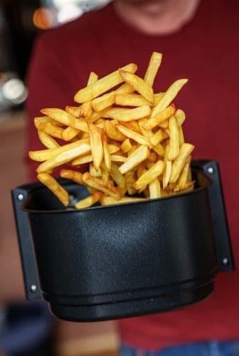 DSC00423 | Wir haben den ultimativen Pommes-Test gemacht. Wir wollten unbedingt wissen, welche Pommes am allerbesten schmecken und was man dabei beachten muss, sie perfekt auf den Teller zu bekommen. Die Konstante bei unserem Test ist aber, dass wir jede Sorte in der Heißluftfritteuse zubereitet haben. Die ist bei uns ohnehin kaum noch wegzudenken. Und damit auch ihr eure leckersten Pommes backen könnt, schaut euch unbedingt unser Video an und im Rezept findet ihr auch alles Notwendige.