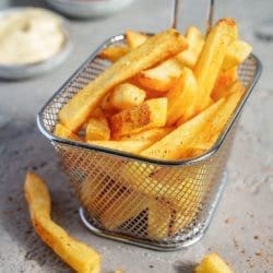 Der ultimative Pommes-Test aus der Heißluftfritteuse 10 Gross DSC00578 | Wir haben den ultimativen Pommes-Test gemacht. Wir wollten unbedingt wissen, welche Pommes am allerbesten schmecken und was man dabei beachten muss, sie perfekt auf den Teller zu bekommen. Die Konstante bei unserem Test ist aber, dass wir jede Sorte in der Heißluftfritteuse zubereitet haben. Die ist bei uns ohnehin kaum noch wegzudenken. Und damit auch ihr eure leckersten Pommes backen könnt, schaut euch unbedingt unser Video an und im Rezept findet ihr auch alles Notwendige.