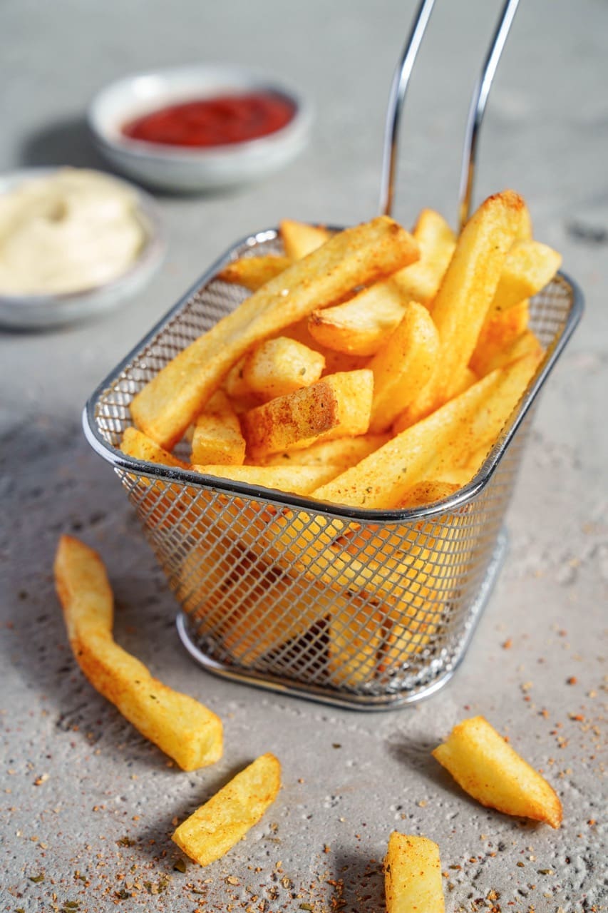 Gross DSC00578 | Wir haben den ultimativen Pommes-Test gemacht. Wir wollten unbedingt wissen, welche Pommes am allerbesten schmecken und was man dabei beachten muss, sie perfekt auf den Teller zu bekommen. Die Konstante bei unserem Test ist aber, dass wir jede Sorte in der Heißluftfritteuse zubereitet haben. Die ist bei uns ohnehin kaum noch wegzudenken. Und damit auch ihr eure leckersten Pommes backen könnt, schaut euch unbedingt unser Video an und im Rezept findet ihr auch alles Notwendige.