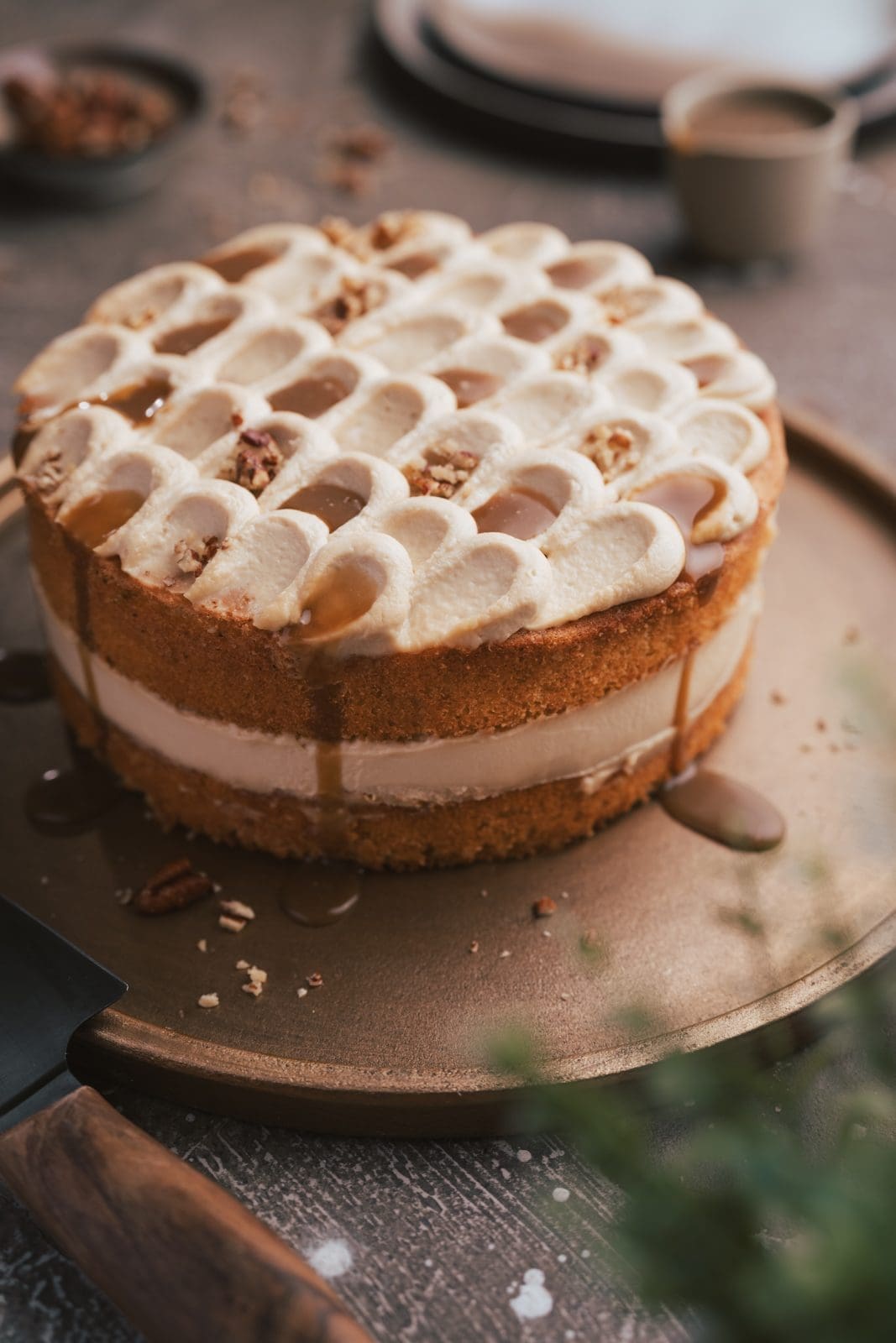 Rezept für cremiger Toffee-Kuchen. Mit unserem fix selbst gemachtem Toffee schmeckt diese Torte mal sowas von mega. Also ran ans Rezept.