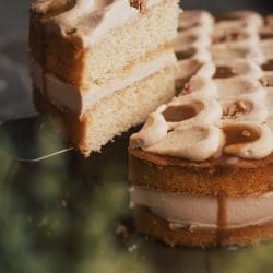 Cremiger Toffee-Kuchen 11 Rezept für cremiger Toffee-Kuchen. Mit unserem fix selbst gemachtem Toffee schmeckt diese Torte mal sowas von mega. Also ran ans Rezept.