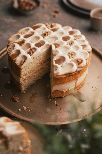 Cremiger Toffee-Kuchen 4 Rezept für cremiger Toffee-Kuchen. Mit unserem fix selbst gemachtem Toffee schmeckt diese Torte mal sowas von mega. Also ran ans Rezept.