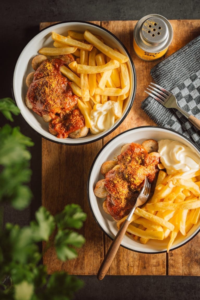 Rezept für Currywurst mit Pommes. Eine fix gekochte Currysauce ohne Ketchup! Fertig, wenn die Pommes und die Wurst auf den Teller kommen.