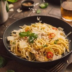 Spaghetti aglio e olio mit Artischocken | Fix auf dem Tisch 10 Rezept für Aglio olio mit Artischocken. Mit unserem Rezept habt ihr ne mega leckere Pasta einfach fix auf dem Tisch.