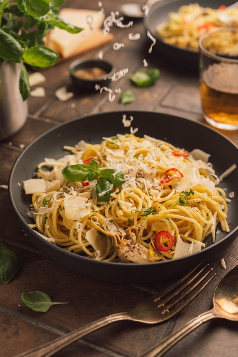 Rezept für Aglio olio mit Artischocken. Mit unserem Rezept habt ihr ne mega leckere Pasta einfach fix auf dem Tisch.
