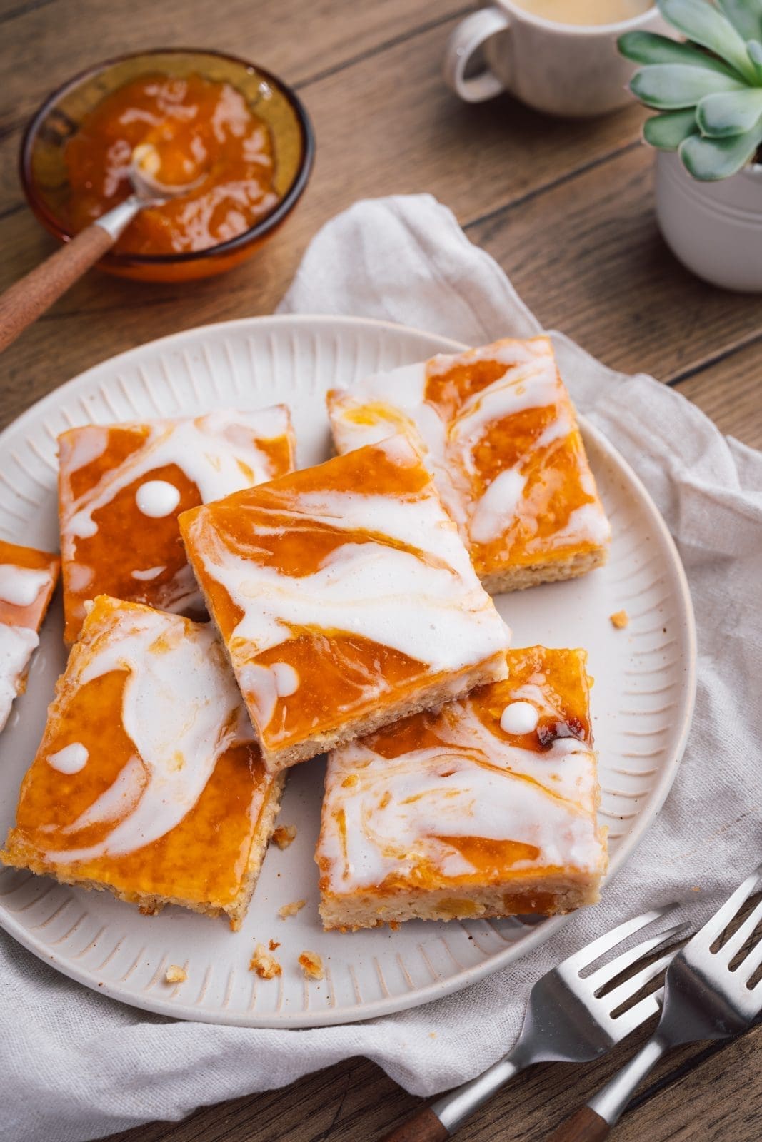 Rezept für Marillen-Haferschnitten. Ganz einfach zubereitet und schnell fertig gestellt. Saftiger Boden und leckere Marille obendrauf.