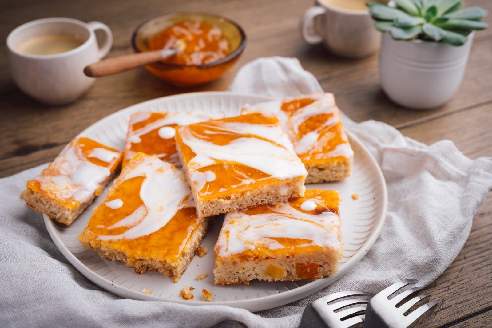 Rezept für Marillen-Haferschnitten. Ganz einfach zubereitet und schnell fertig gestellt. Saftiger Boden und leckere Marille obendrauf.