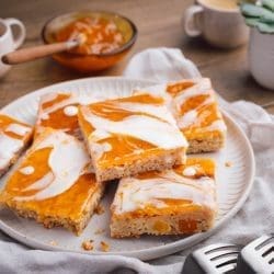 Saftige Marillen-Haferschnitten vom Blech 8 Rezept für Marillen-Haferschnitten. Ganz einfach zubereitet und schnell fertig gestellt. Saftiger Boden und leckere Marille obendrauf.