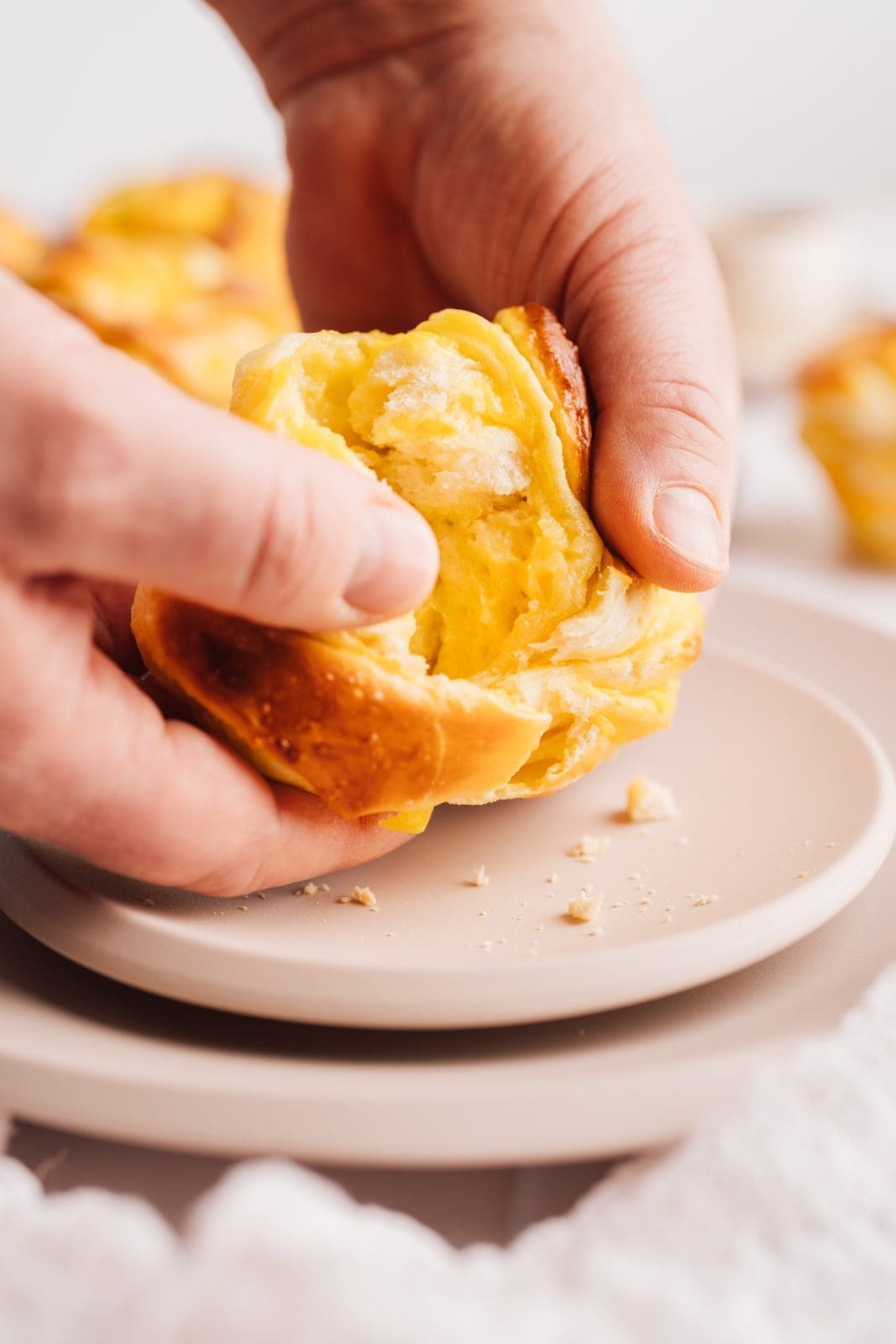 Rezept für saftige Eierlikör-Knoten. Fluffiges und saftiges Hefegebäck, gefüllt mit einem Eierlikör-Pudding. Perfekt nicht nur fürs Osterbrunch.