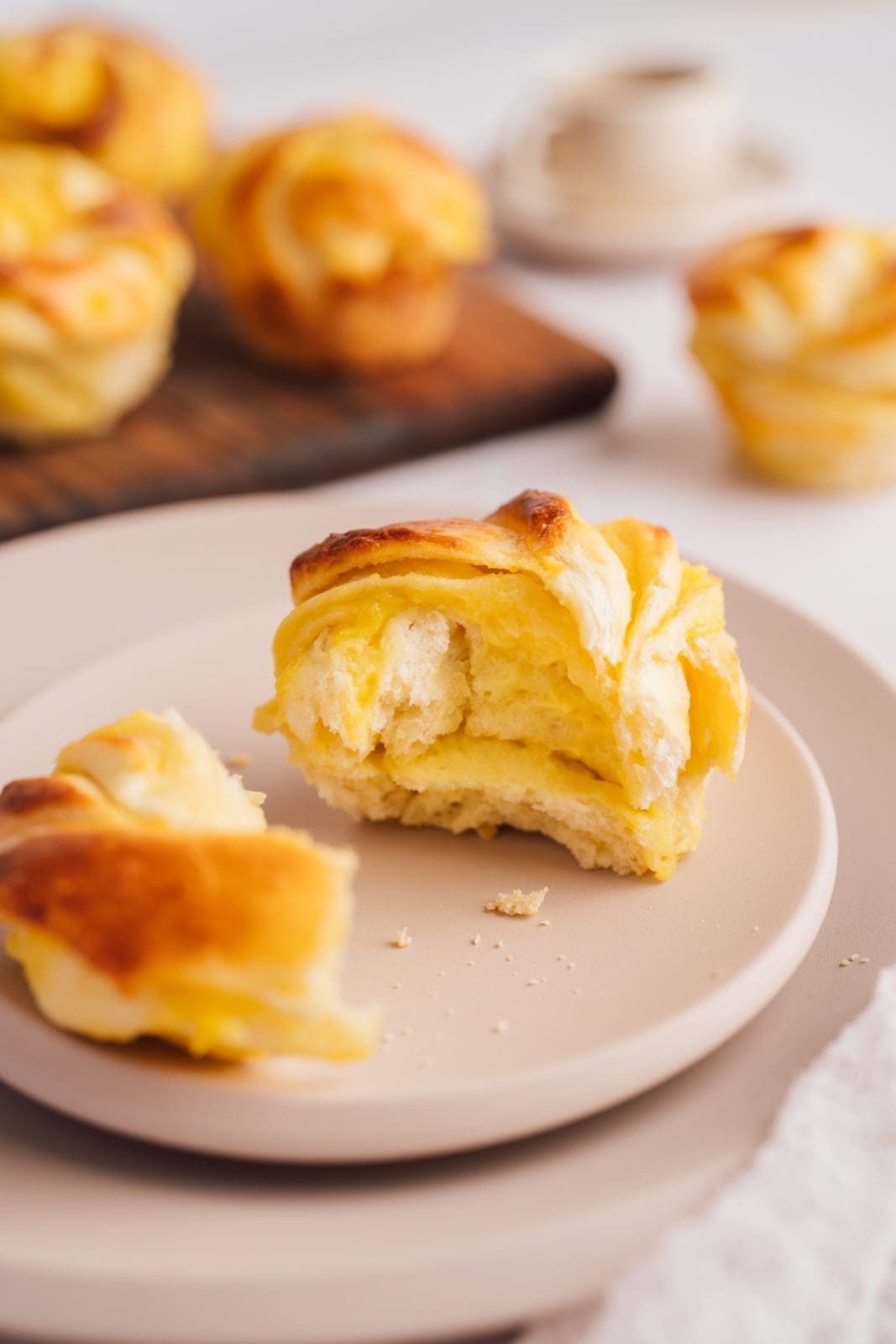 Rezept für saftige Eierlikör-Knoten. Fluffiges und saftiges Hefegebäck, gefüllt mit einem Eierlikör-Pudding. Perfekt nicht nur fürs Osterbrunch.