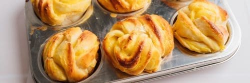 Eierlikör-Knoten 13 Rezept für saftige Eierlikör-Knoten. Fluffiges und saftiges Hefegebäck, gefüllt mit einem Eierlikör-Pudding. Perfekt nicht nur fürs Osterbrunch.