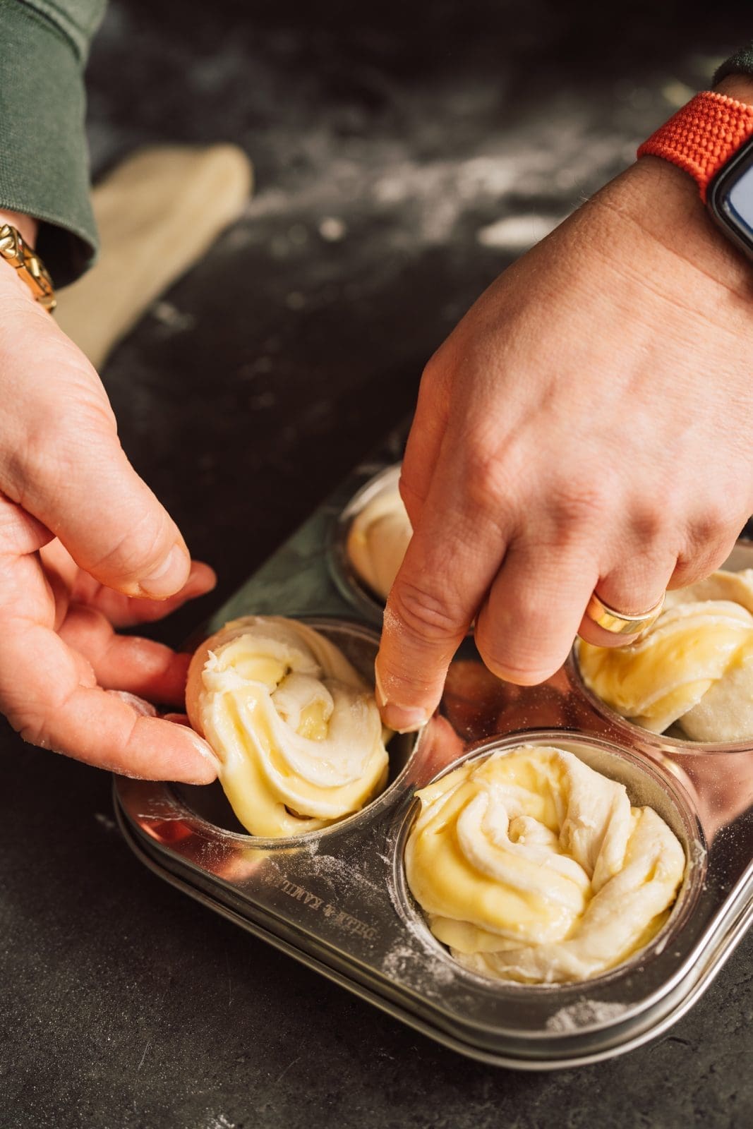 Rezept für saftige Eierlikör-Knoten. Fluffiges und saftiges Hefegebäck, gefüllt mit einem Eierlikör-Pudding. Perfekt nicht nur fürs Osterbrunch.
