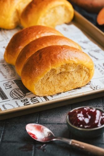 Süßkartoffel Einback | Unser süßes Frühstücksgebäck 2 Suesskartoffel Einback 4 1 | Süßkartoffel Einback. Kennt ihr das? Wir bisher nicht, aber wir haben ein wenig daran herum experimentiert. Wie ihr alles vermutlich wisst, ist Sascha, wie auch ich, ein echter Frühstücker. Das tun wir unter der Woche nie, sondern beginnen erst gegen mittags zu essen. Aber am Sonntag da wird bei uns der Frühstückstisch so richtig ordentlich gefüllt. Und da kann es sein, dass ich mit den Brötchen ein wenig eskaliere. Das Wichtigste für Sascha ist aber, dass er am Ende ein richtig fluffiges süßes Brötchen oder ein Croissant oder oder oder hat. Denn sein Belegeplan ist penibelst genau ausgearbeitet. Und da kam uns ein fluffiger Einback in den Sinn.