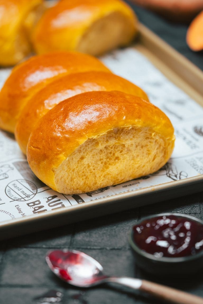 Rezept für Süßkartoffel Einback. Luftig gebacken aus einem Hefeteig, der mit Süßkartoffelpüree hergestellt ist.