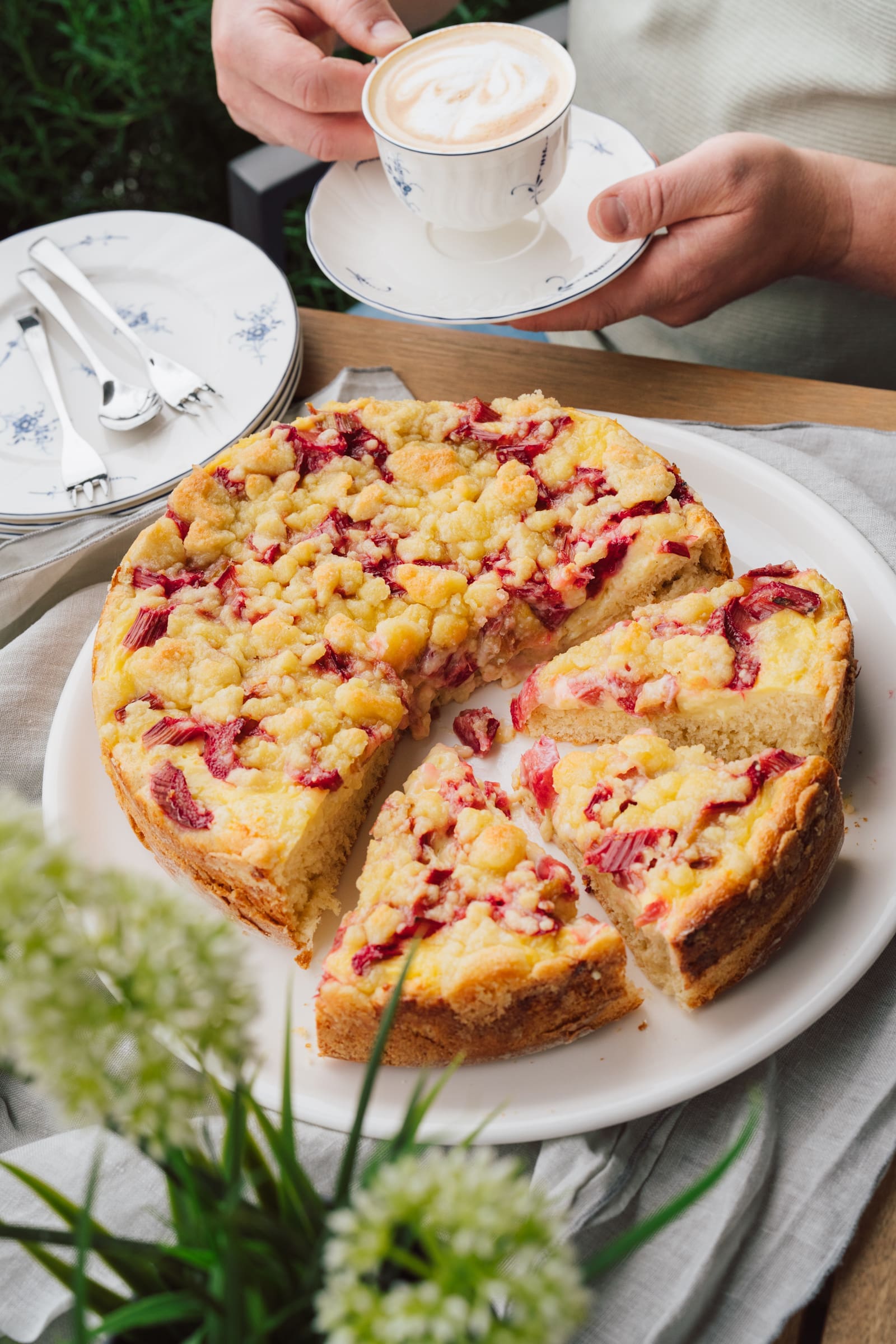 Rezept für Barbaras Rhabarberkuchen. Unser luftiger Hefeboden ist getappt von Pudding, säuerlichem Rhabarber und Streusel. Der darf einfach nicht fehlen ...