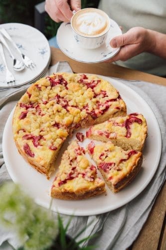 Rezept für Barbaras Rhabarberkuchen. Unser luftiger Hefeboden ist getappt von Pudding, säuerlichem Rhabarber und Streusel. Der darf einfach nicht fehlen ...