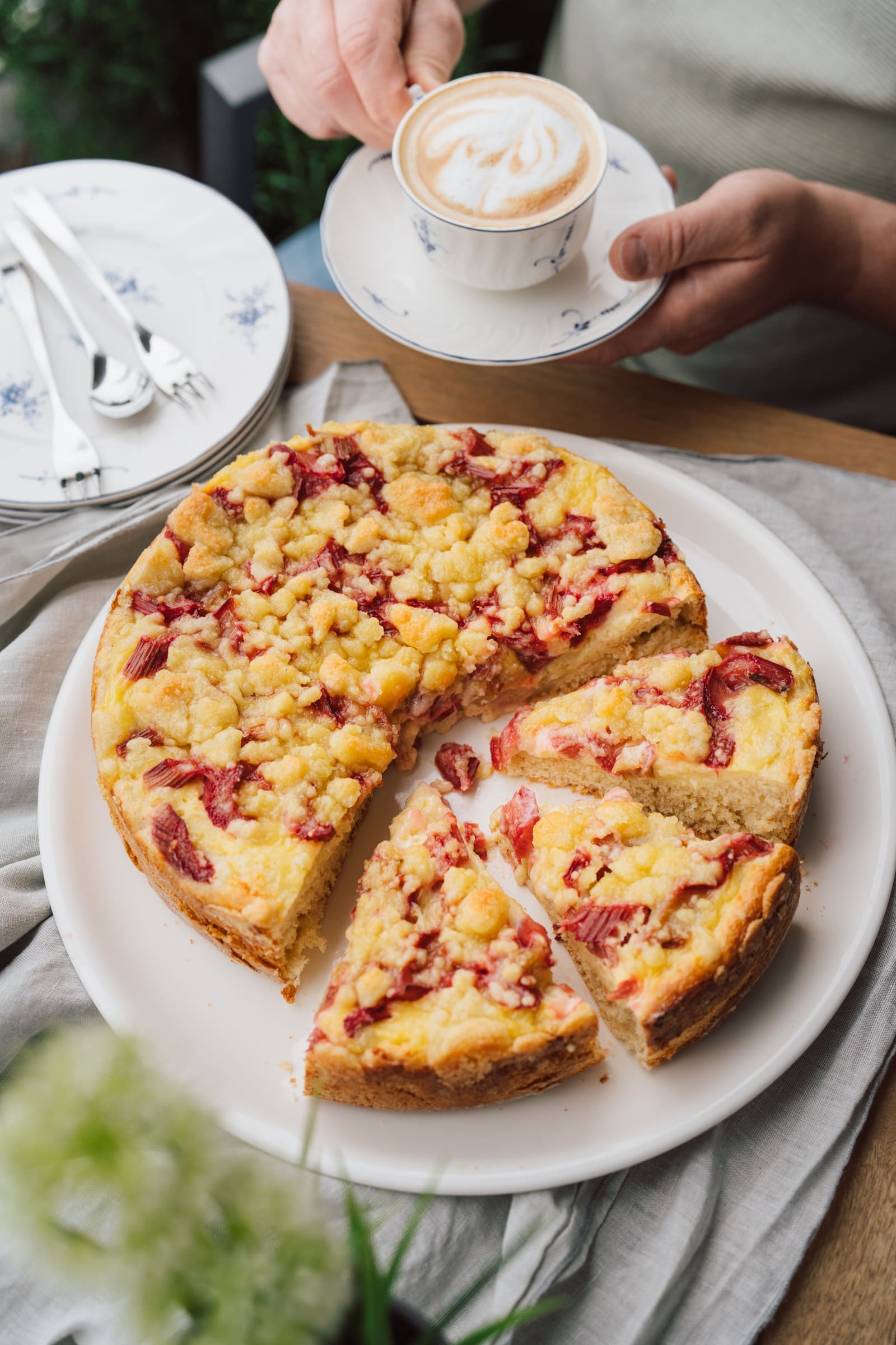 Rezept für Barbaras Rhabarberkuchen. Unser luftiger Hefeboden ist getappt von Pudding, säuerlichem Rhabarber und Streusel. Der darf einfach nicht fehlen ...